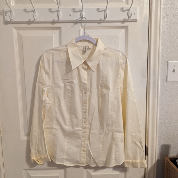 3/$15 ST. John's Bay Women's Long Sleeve Button Up Shirt - Picture 2 of 9
